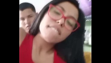 Casada putinha teve seu vídeo vazado com novinho socando sem dó na sua buceta enquanto o corno trabalhava